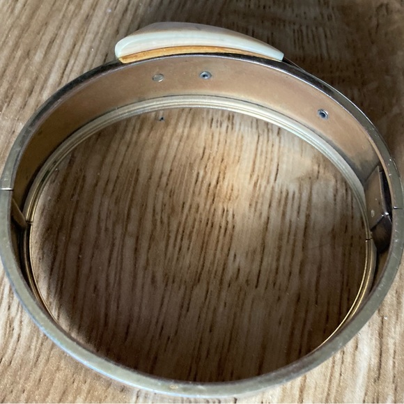 VINTAGE Bangle with Unique Bakelite Buckle Design. Hinge Lock for Easy On + Off - Picture 4 of 8